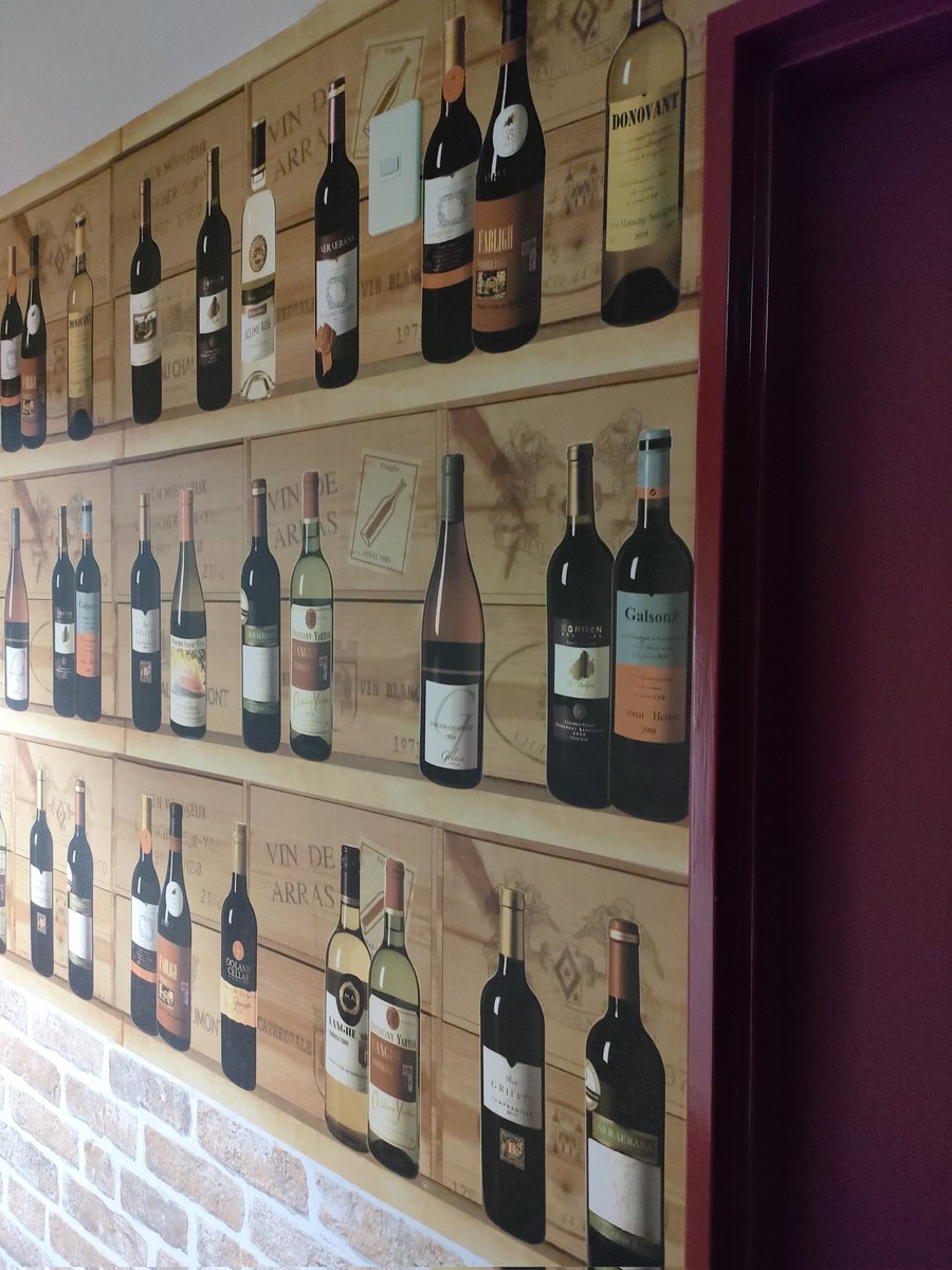 I_YUYA2222's tweet image. 明日の九州遠征に備えて今日は千歳に一泊です🏨
チェックインをして部屋まで向かう途中の壁が面白くて、部屋に荷物置いてから写真撮って、さぁ！SNSにアップしよーと部屋戻ろうとしたらインキーしてしまった🔑😓

壁を横目にフロントまで行って鍵開けてもらった😂
ホテルの人に説明したら笑ってた笑