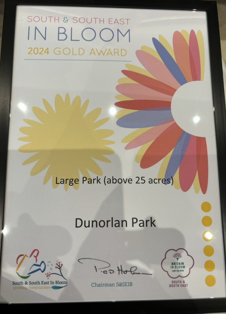RTWinBloom's tweet image. More GOLD for #RoyalTunbridgeWells 🌻🌻 for 3 Parks in #RTW! 
including category winner “Large Park” &amp;gt;&amp;gt;@FofGH 

@FoDPTunWells @FoCGTunWells