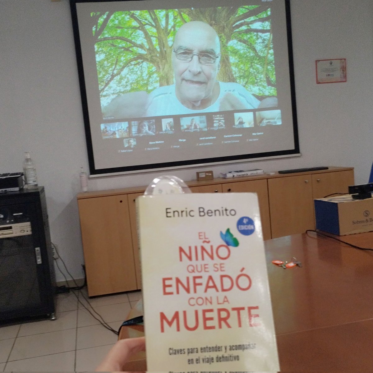 *Ninguna persona debería morir sola o con dolor* ENRIC BENITO 
1° sesión del Club de lectura SUMMA 112 en torno al libro 
"El niño que se enfadó con la muerte" 
GRACIAS de corazón ❤️ ENRIC
Lectura necesaria para el  acompañamiento al final de la vida
#clubdelecturaSUMMA112