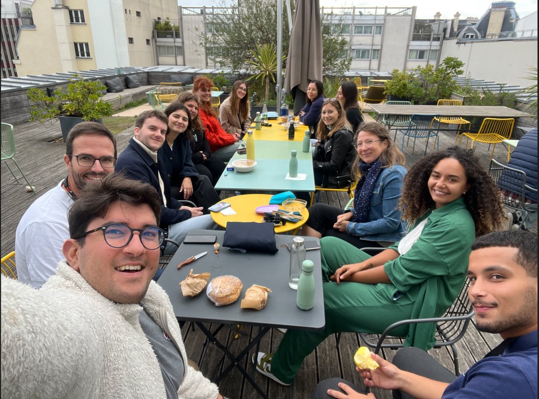 Wojo_co's tweet image. L’équipe Wojo vous souhaite une belle journée ! 
Et on en profite pour souhaiter la bienvenue à tous nos nouveaux alternants qui nous ont rejoint récemment 😊 #rentrée #repas #day #champselysées