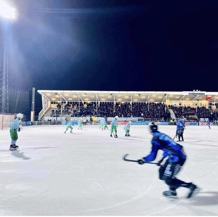 Västra Sidan (@vastrasidan) on Twitter photo Sirius bandy behöver vår hjälp!
♥️ Slår hjärtat lite extra för Studans betongläktare, bandyportfölj, långkalsonger, Ted Bergström och gulasch?
🤳 Köp ett säsongskort till Sirius bandy och bli medlem. Tillsammans kan vi göra skillnad.
❗️siriusbandy.se Sirius bandy behöver vår hjälp!
♥️ Slår hjärtat lite extra för Studans betongläktare, bandyportfölj, långkalsonger, Ted Bergström och gulasch?
🤳 Köp ett säsongskort till Sirius bandy och bli medlem. Tillsammans kan vi göra skillnad.
❗️siriusbandy.se