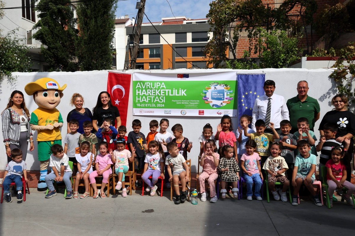 BelediyeCine's tweet image. Avrupa Hareketlilik Haftası kapsamında “Paylaşımlı Kamusal Alanlarda Şehri Birlikte Yaşayalım” temasıyla düzenlediğimiz "Miniklerle Sokağımı Tasarlıyorum" Resim Etkinliği’nde çocuklarımızla Şükran Güngör Sanat Sokağı'nda bir araya geldik. 🎨🖌️