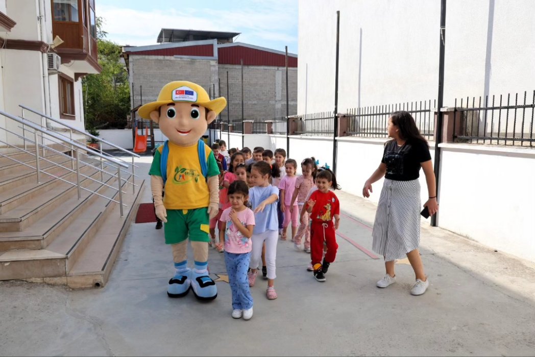 BelediyeCine's tweet image. Avrupa Hareketlilik Haftası kapsamında “Paylaşımlı Kamusal Alanlarda Şehri Birlikte Yaşayalım” temasıyla düzenlediğimiz "Miniklerle Sokağımı Tasarlıyorum" Resim Etkinliği’nde çocuklarımızla Şükran Güngör Sanat Sokağı'nda bir araya geldik. 🎨🖌️