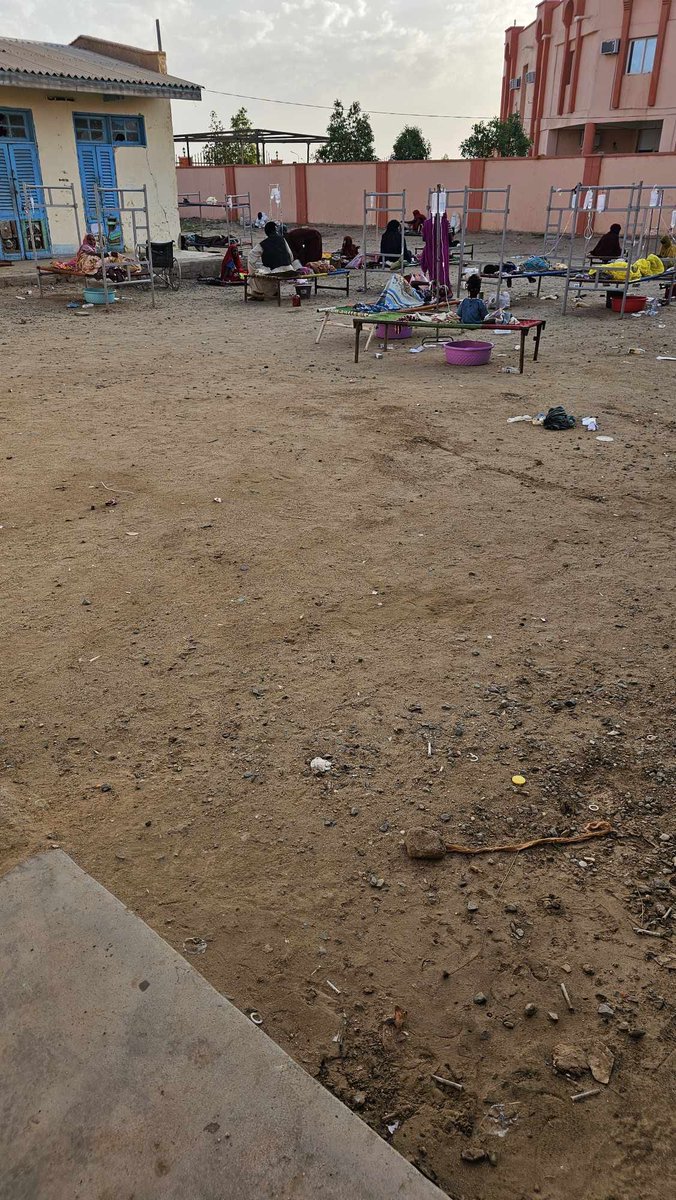 الوضع في هيا كارثي عدد المصابين بالكوليرا (30) ، والوفيات حتي الان 5  حاله والحال كما هو موضع بالصوره . 
الوضع بحاجه لتدخل عاجل وتدارك الكارثه .