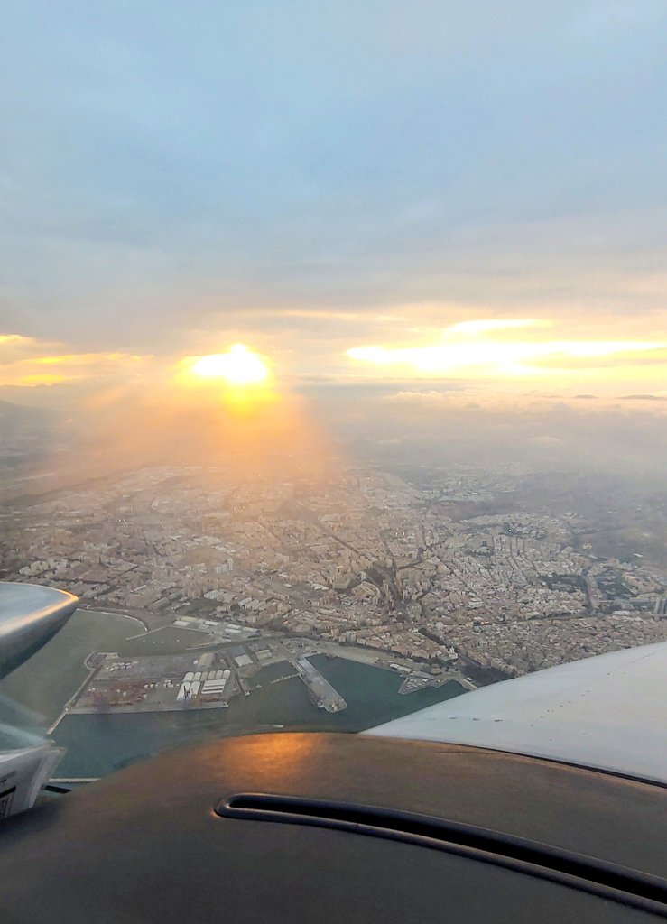 ivancp25's tweet photo. #Málaga al #atardecer ayer... 😎
Si me pierdo algún día, buscadme en Málaga, por favor 🇪🇸 🫶🏻 🧑🏼✈️ 19-09-24
#Sunset #AGP #CostaDelSol #FinalDeVerano #Verano2024 #Andalucia 💚🤍💚 https://t.co/EUrvg6lMk3