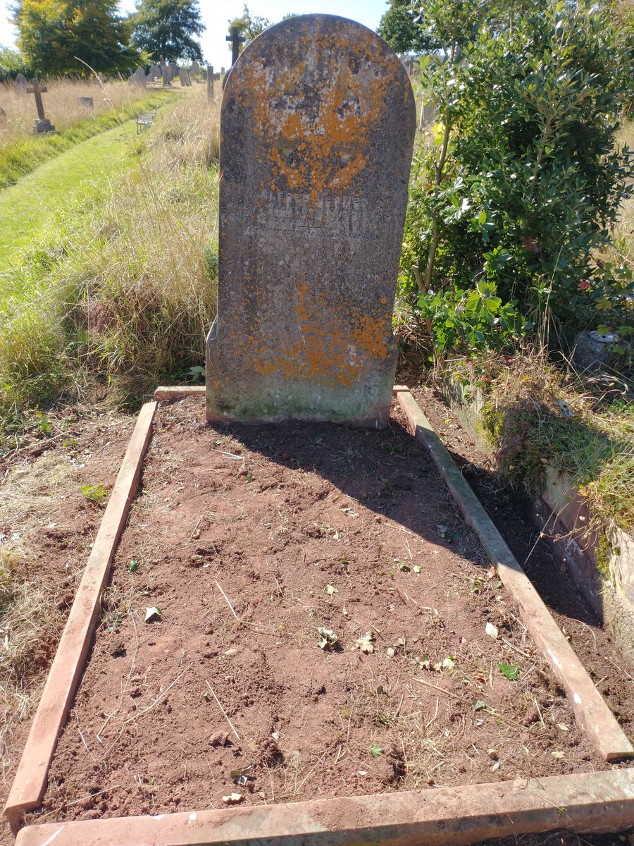 fotc2017's tweet photo. Grave of Alfred Yeames, brother to William Frederick  Yeames the artist (died 1918, who is buried nearby): before and after volunteer tidying. #Teignmouth #Devon #cemetery #volunteers https://t.co/EAWeco8Dwh