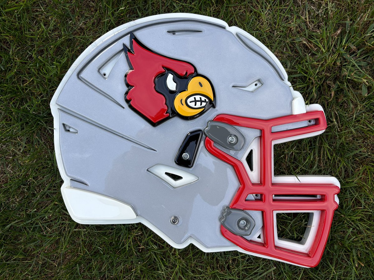 🚨FRIDAY HELMET REVEAL!🚨
This week the <a href="/MillerCardinals/">MHS Athletics</a> get the spotlight with their sharp silver lid. The Cards, who hail from beautiful Miller, MO., were on the road last night and picked up win #1, 12-8 over Diamond!

#Fridaynightlights 
#highschoolfootball