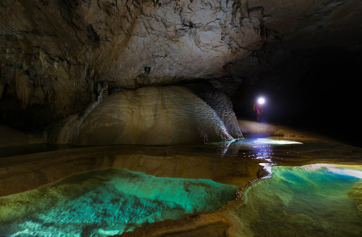 Foto aus der #Grotte #Gournier in #Frankreich / #Vercors
eine wirklich bemerkenswerte #Höhle mit zwei Etagen. Um hineinzugelangen muss man durch einen See schwimmen der unanständig kalt ist, bevor man zum Eingang klettern kann. 

#photography #cave #explore 
#PhotographyLovers