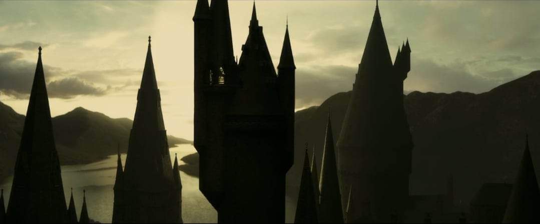 metaplexmovies's tweet photo. day late on this but if THE BATMAN II won't have Fraser, my suggestion isn't Deakins but Delbonnel, whose painterly but severe use of light would compliment Reeves' vibe of a more gothic Gotham https://t.co/JHh3flSRKw