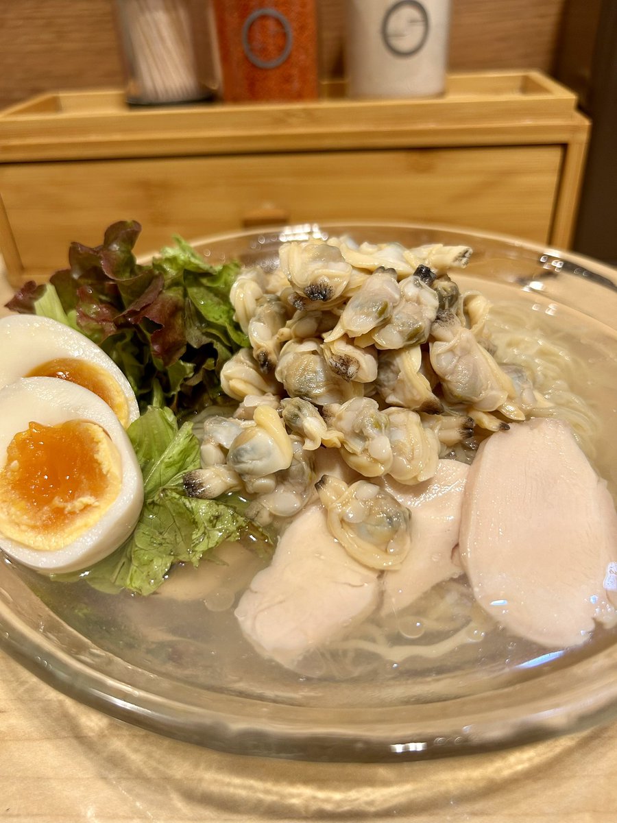 runnerDaibar's tweet photo. 麺屋M／阪東橋

限定⭐️
浅利の冷製そば、味玉
和え玉（生姜玉）

くーーーっ‼️
めっちゃ美味ーーーーい😍💕💕

エッジが効いた塩は浅利の旨みたっぷり
雑味がない浅利のクリアなスープ😋

ツルシコ細麺はスープとよく絡み
啜りがどんどん加速していく🍜

最後だからと言うことで
浅利のむき身の山盛サービス🙇‍♂️
麺に絡めて啜るとめちゃウマウマ〜❤️

生姜玉は甘めの味付けで生姜が香り
フライドオニオンがいいアクセント✨

大満足でご馳走さまでした🙏