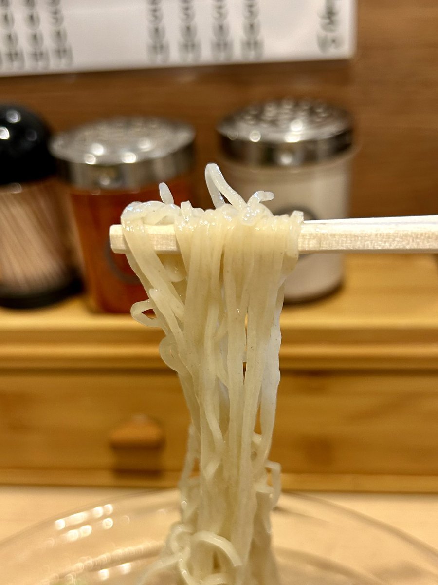runnerDaibar's tweet photo. 麺屋M／阪東橋

限定⭐️
浅利の冷製そば、味玉
和え玉（生姜玉）

くーーーっ‼️
めっちゃ美味ーーーーい😍💕💕

エッジが効いた塩は浅利の旨みたっぷり
雑味がない浅利のクリアなスープ😋

ツルシコ細麺はスープとよく絡み
啜りがどんどん加速していく🍜

最後だからと言うことで
浅利のむき身の山盛サービス🙇‍♂️
麺に絡めて啜るとめちゃウマウマ〜❤️

生姜玉は甘めの味付けで生姜が香り
フライドオニオンがいいアクセント✨

大満足でご馳走さまでした🙏