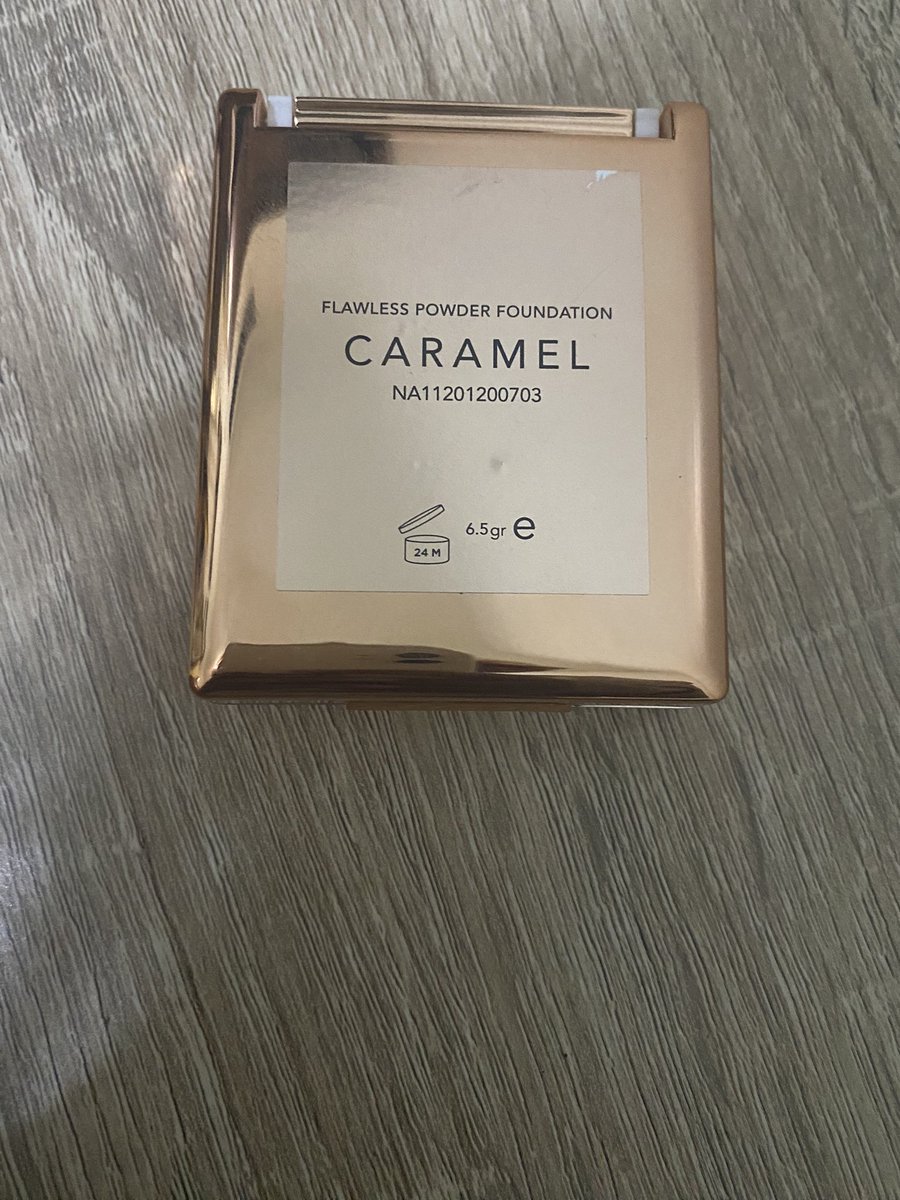 praha__'s tweet photo. Hallo aku mau preloved flawless powder foundationnya #esqa baru beli tgl 18/09 alesannya pas disana kaya cocok shadesnya ternyata kegelapan:) kalau bisa di area Bandung kota biar free ongkir 🙏🏻 #preloved #jualbeli #makeup https://t.co/5kdetW0wsx