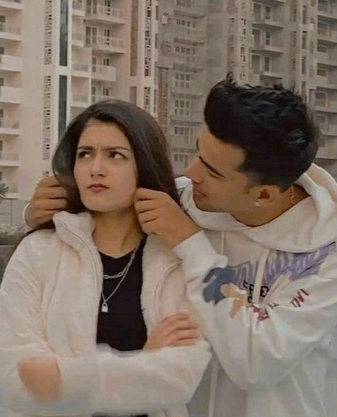 #सांझ_वाला_प्रेम
🪔🪔

Bestie हो या
girl friend
यहाँ से वहाँ तक
एक जैसी होती है लड़कियां,
 
उनसे बहस करने का
कोई मतलब नहीं,
जिसको भी
इस बात का जल्दी
#सलीका आ जाये
वो इश्क में success 
 
गलती हो या ना हो
पहले sorry बोले;
वैसे भी आखरी में 
आप को यही कहना है..😊

#बज़्म 🎸
#तलाशा 😊