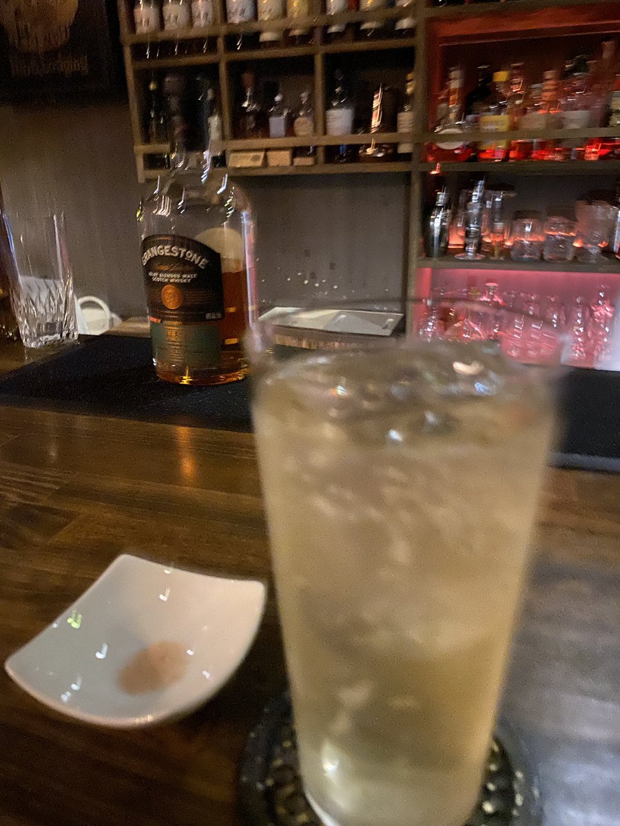 harlequin_moon's tweet photo. 久しぶりにマスターのお店に🥃
塩でいただいてみてくださいって
言われたので日本酒みたいに
手の甲にのせて舐めたら
猫🐈の毛繕いみたいで
ひとりウケていた
#GRANGESTONE https://t.co/kEv8rpiJkA