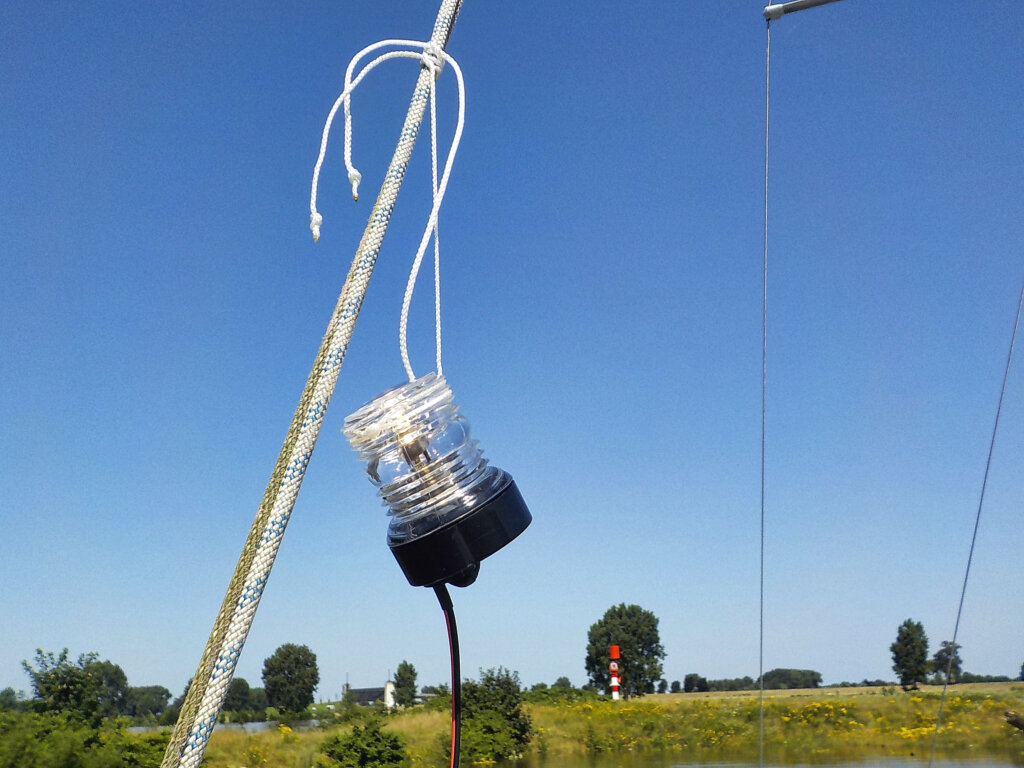 eSailing | Romantisch ankerlicht dlvr.it/TDT2JY