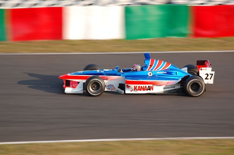 bruceketta1655's tweet photo. Formula Nippon 2007, finale di stagione a Suzuka, in pista ci sono tutti i protagonisti di quella stagione: Matsuda, Tréluyer, Motoyama, Kogure, Lotterer, Duval, De Oliveira, Quintarelli e... guess who! Lo riconoscete? 🤔👀

#SuperFormula #SFormula #FormulaNippon https://t.co/MesJ1b3zo2