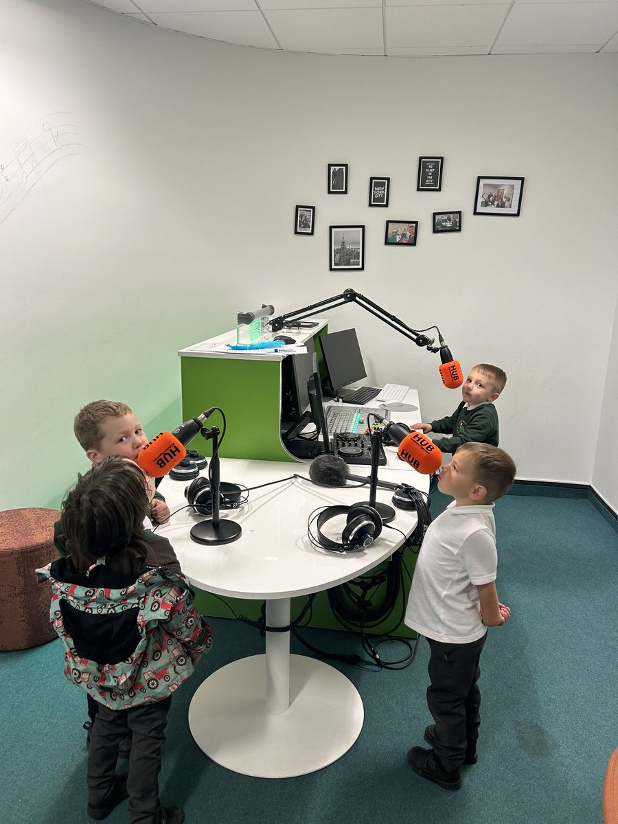 WillowtownPri's tweet photo. 🎤 Reception recorded our rhyme of the week ‘Un a dau a thri banana!’ for Willowtown radio! 📻@BookTrustCymru #poridrwystori #willowtownwayr #wpsexarts #wpsstem #wpsllc https://t.co/WtQ0rnqtKZ