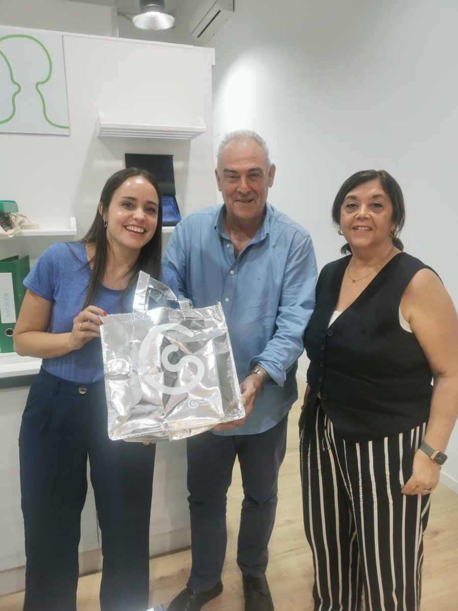 contracancermel's tweet photo. El presidente D. Manuel Aznar da el pack de bienvenida junto a la psicóloga de la sede Fuencisla Romero. Bienvenida a la familia y te deseamos todo lo bonito en tu nueva andadura. https://t.co/idAXWE6dX3