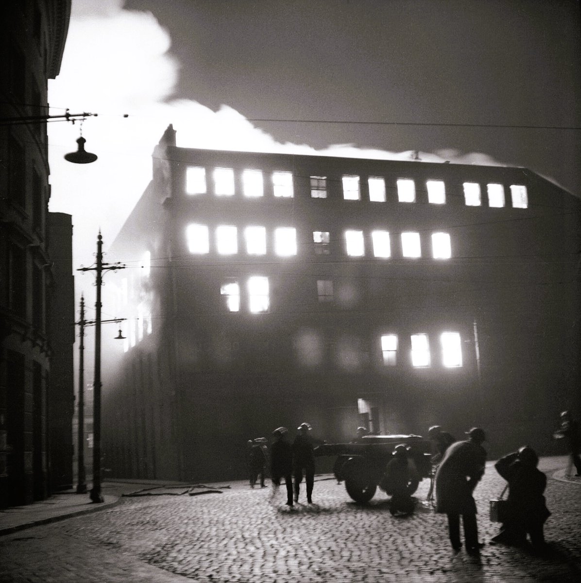 nottsfire's tweet photo. We are searching for family members of voluntary firefighters who sadly died in the 'Christmas Blitz' in Manchester, December 1940.

The individuals, from Kirkby-in-Ashfield, have been named here ➡️ https://t.co/Y8bAzVRWAu

Please share and help us find their family and friends! https://t.co/oJi9597Ddx