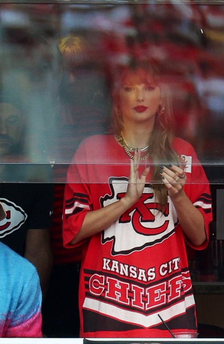 kjonesy1587's tweet image. Happy Red Friday #ChiefsKingdom !!