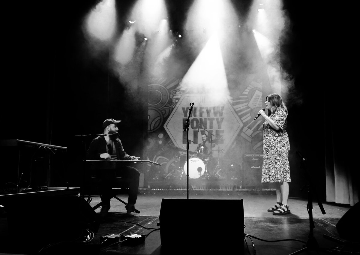 What a pleasure it was to play a few songs at the rebirth of <a href="/MuniPontypridd/">Y Muni</a>. A beautiful, jam-packed celebration of #Pontypridd, yet still just a glimpse of what this town has to offer. We're very lucky to have such an asset on our doorstep! @awen_wales

📷 Gerhard Kress