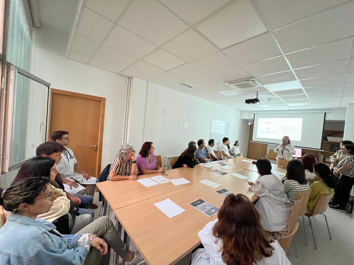 SapVPeregrina's tweet photo. Hoy en Virgen Peregrina nuestra Jefa de servicio Coro Sanchez y otros miembros ha presentado el grupo Proa  de Atencion Primaria del Area sanitaria. Enhorabuena y que el trabajo se traduzca en éxitos en el control de las resistencias a los antibióticos en nuestro medio…. 🔝 https://t.co/kx8asnXz8u