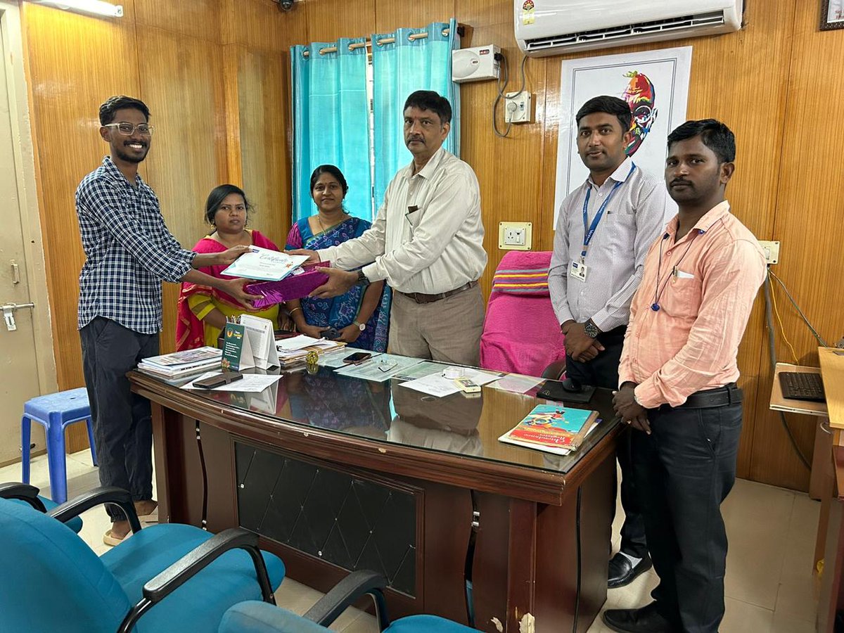 svvetvarsity's tweet photo. విర్బాక్ సంస్థ నిర్వహించిన క్విజ్ కాంపిటీషన్ విజేతల జాబితాను ఆవిష్కరించి విద్యార్థులు (నరేష్ కుమార్ -1; ప్రొద్దుటూరు పశువైద్య కళాశాల అసోసియేట్ డీన్ డాక్టర్ సీహెచ్ శ్రీనివాస్ ప్రసాద్ చేతుల మీదుగా ముని లక్ష్మి-2, పి.రాహుల్-3వ తరగతి సర్టిఫికెట్లు/మోమెంటోస్ అందుకున్నారు. https://t.co/4Rjqt2RtkO