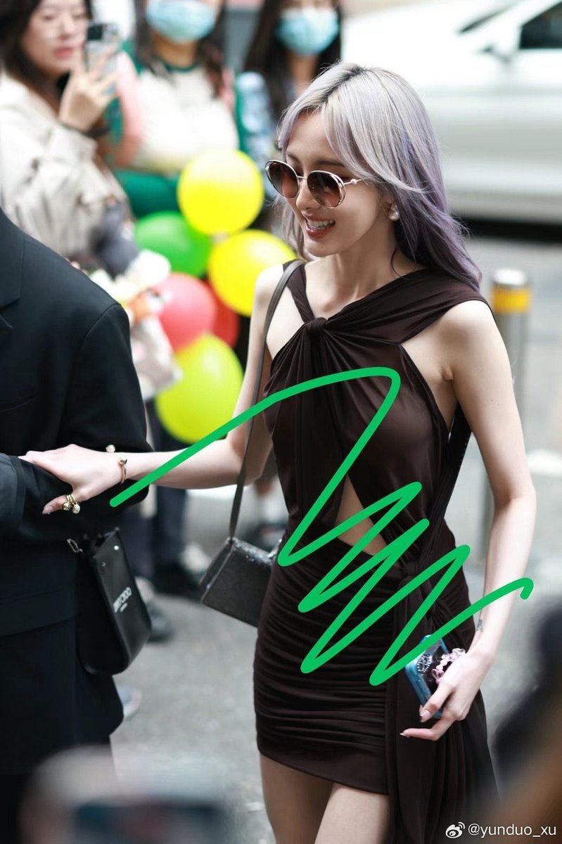 คิดไว้อยู่แล้วว่าใต้โค้ทต้องสวยเริ่สสสสส 😎
<a href="/jimmychoo/">Jimmy Choo</a> 
#NeneXJimmyChoo2025
Nene Milan Fashion Week