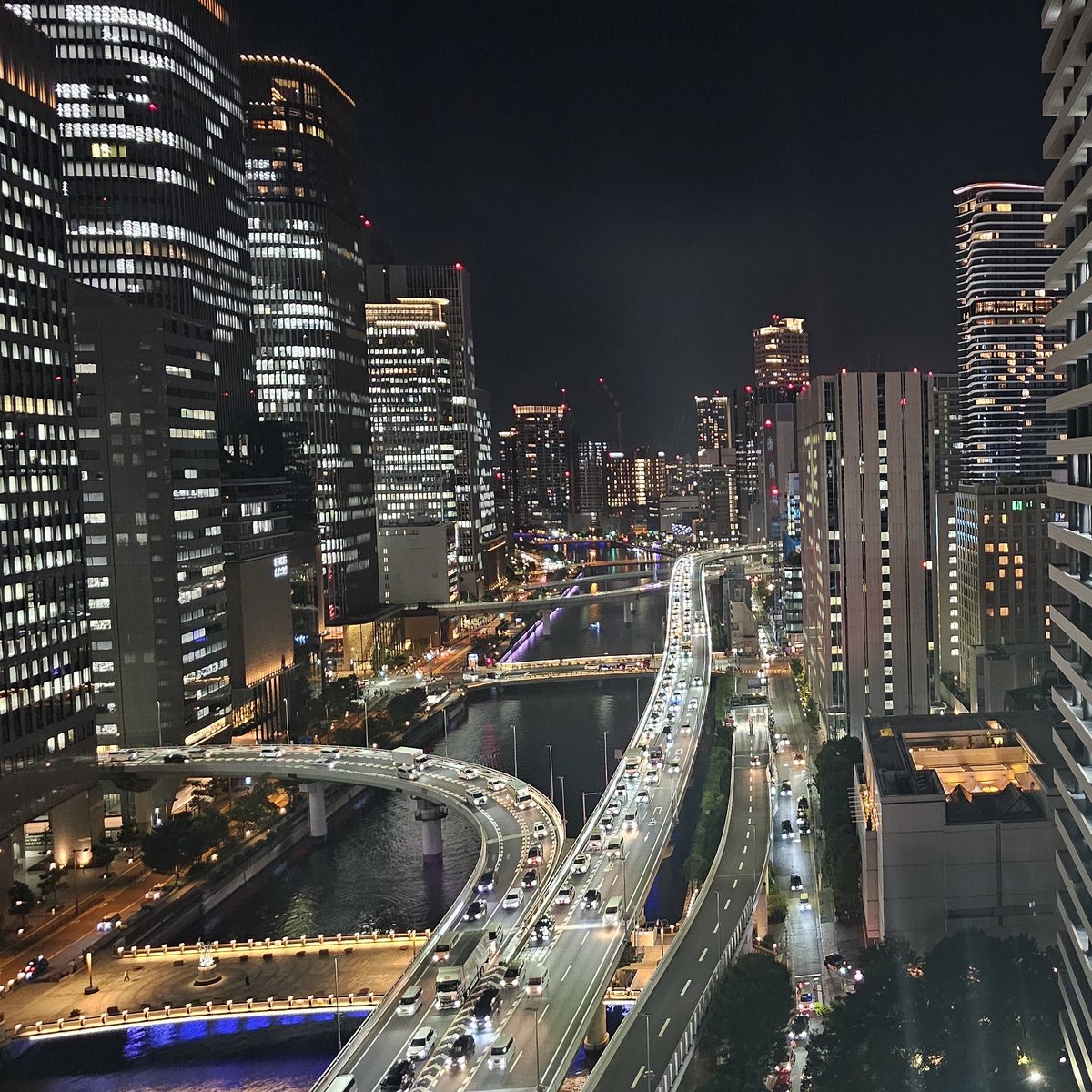 ken_ta_rou's tweet photo. 川と橋と高層ビルと、それらを縫う高速道路と。それら全てが大阪の都市構造を語っており、これこそ水都大阪を代表する夜景と言っても良い大阪堂島浜タワーからの眺望。 https://t.co/hqCZiFsjpU
