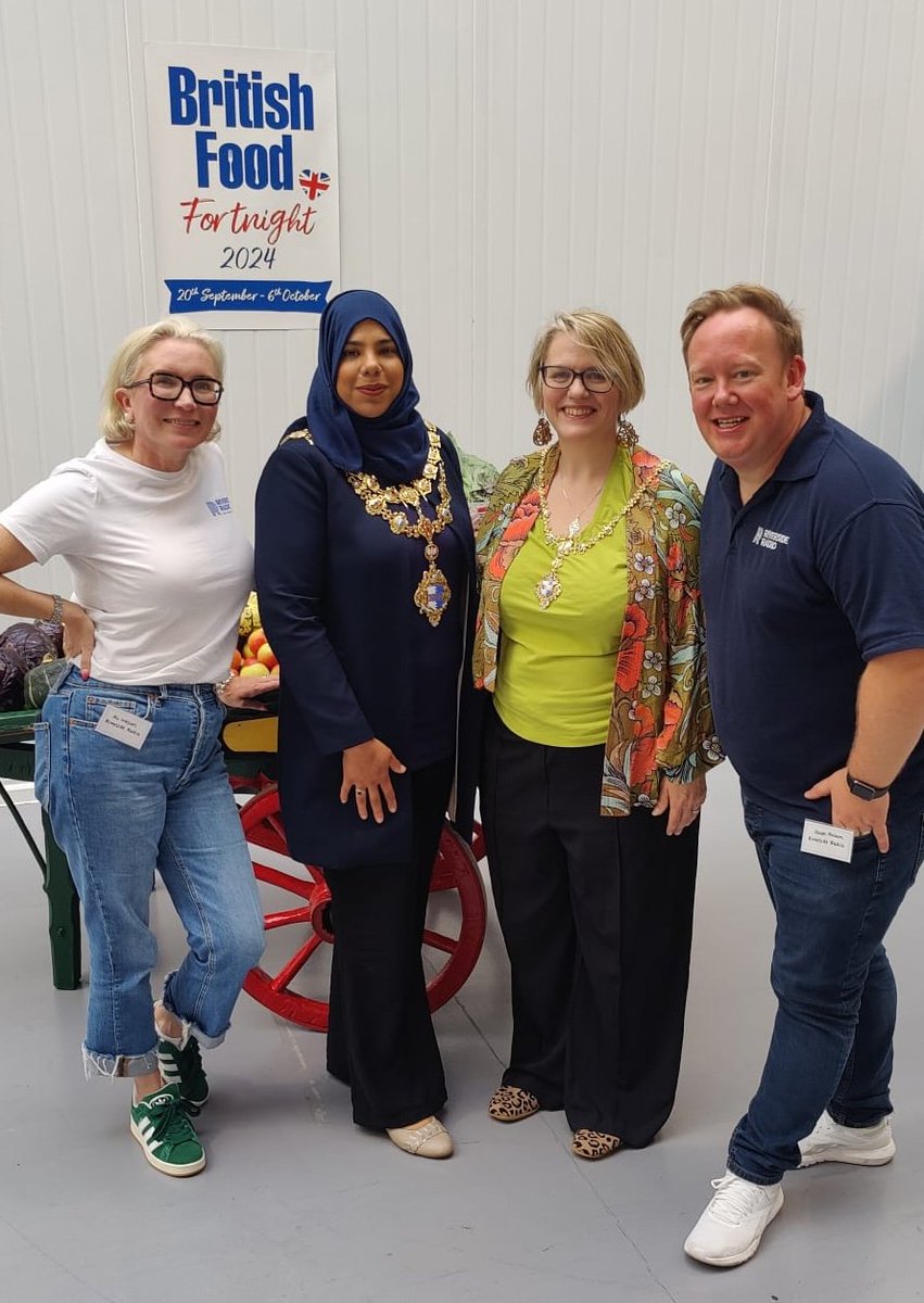 Smiley faces at New Covent Garden Market <a href="/MarketFood/">Fruit and Veg Market</a> in London this morning for the launch of #BritishFoodFortnight <a href="/LoveBritishFood/">Love British Food</a> 

TY <a href="/ThisisRiverside/">Riverside Radio</a> <a href="/JasonRosam/">Jason Rosam</a> <a href="/aliineson/">Ali Ineson (Milner)</a> <a href="/BatterseaPwrStn/">Battersea Power Station</a> <a href="/WandsworthMayor/">Wandsworth Mayor</a> <a href="/driscollsberry/">Driscoll's Berries</a> <a href="/BevingtonSalads/">Bevington Salads</a>