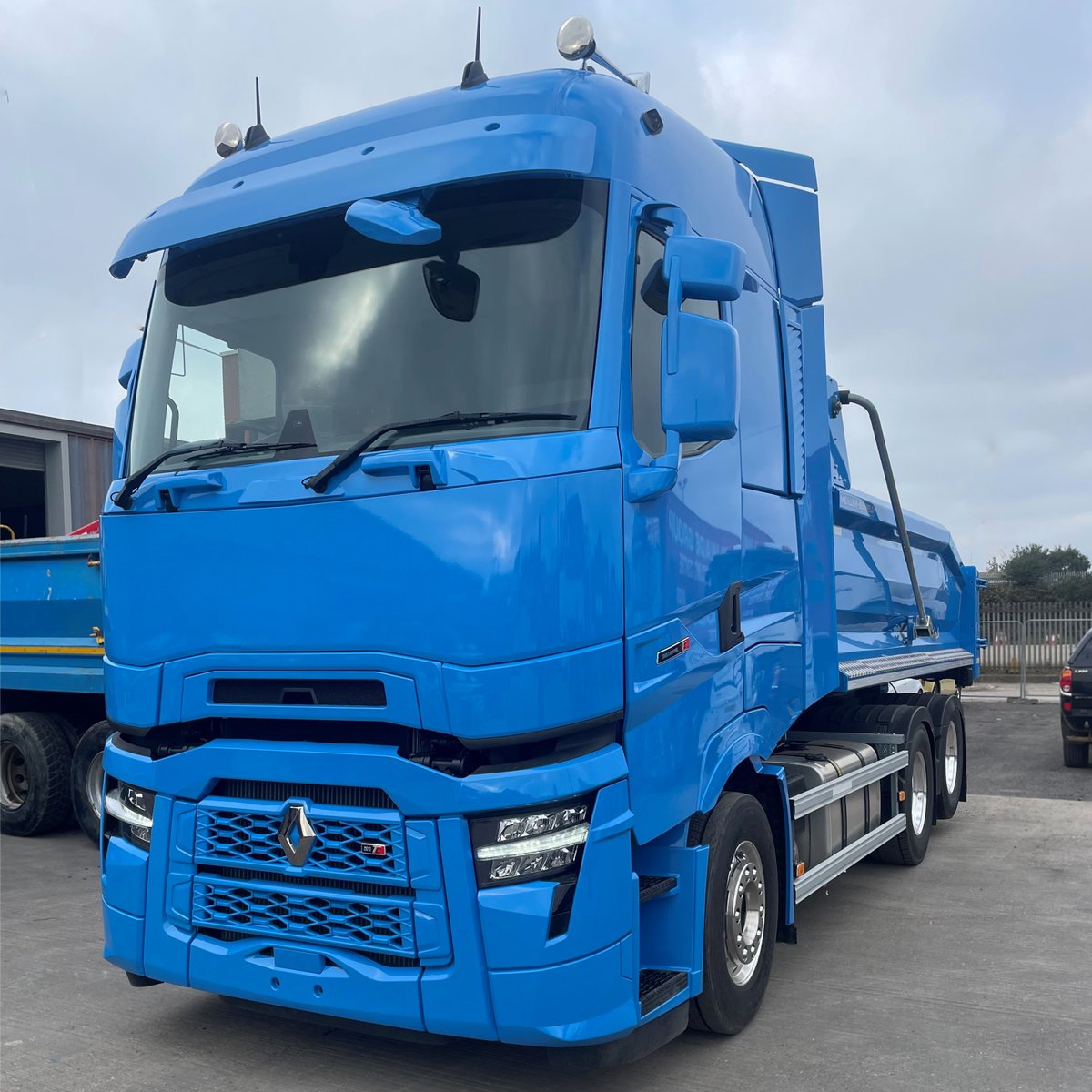 Paintwork complete for another blue beauty💎

#Trucks #CommercialVehicles #Paintwork #ThompsonRefinishers