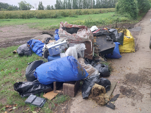 KentPoliceRural's tweet photo. Great joint work between police @SwaleCouncil and a local farmer, led to a vehicle being identified as being used in a recent fly tipping in #Selling. This has subsequently led to a £1000 fixed penalty for a male from #Boughton and we also seized his vehicle. #KeepKentClean DW https://t.co/WqfqGKAMCj