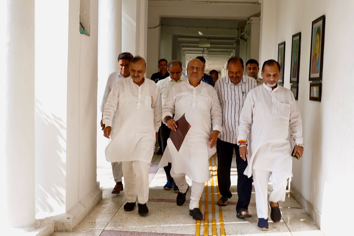 Gupta_vijender's tweet image. आज दिल्ली विधानसभा अध्यक्ष आदरणीय श्री राम निवास गोयल जी से भाजपा विधायक दल ने मुलाकात कर 26 सिंतबर को बुलाये गए 2 दिवसीय सत्र को बढ़ाकर कम से कम 7 दिनों का करने एवं CAG रिपोर्ट को सदन पटल पर रखने की मांग की और साथ ही महत्वपूर्ण विषयों पर चर्चा की।

मेरे साथ विधायक @bishtmla जी,