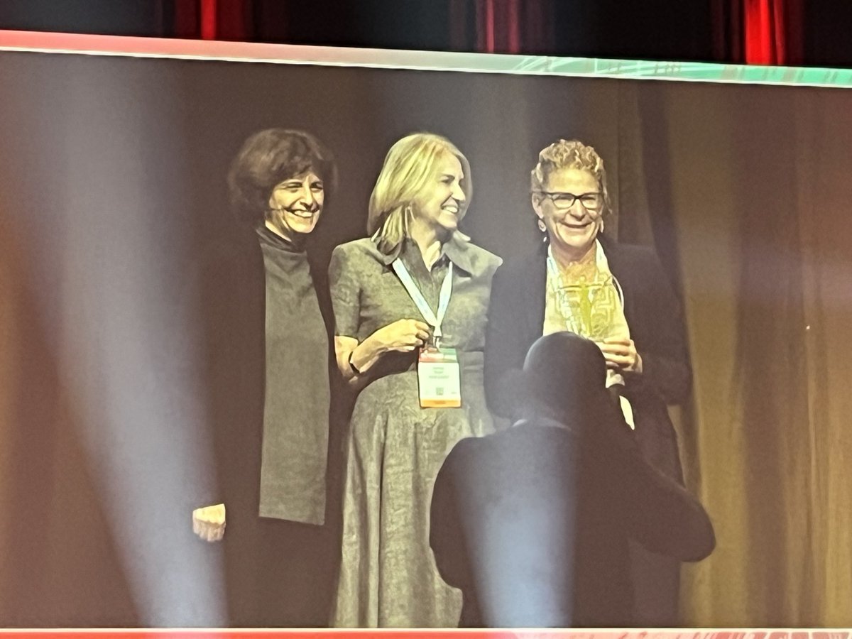 IntNatlWiMS's tweet image. Congratulations to @KerstinHellwig , the awardee of the #RachelHornePrizeforMS2024, receiving her award from @RachelHorne19 and @MarTintore #ECTRIMS2024. @ECTRIMS