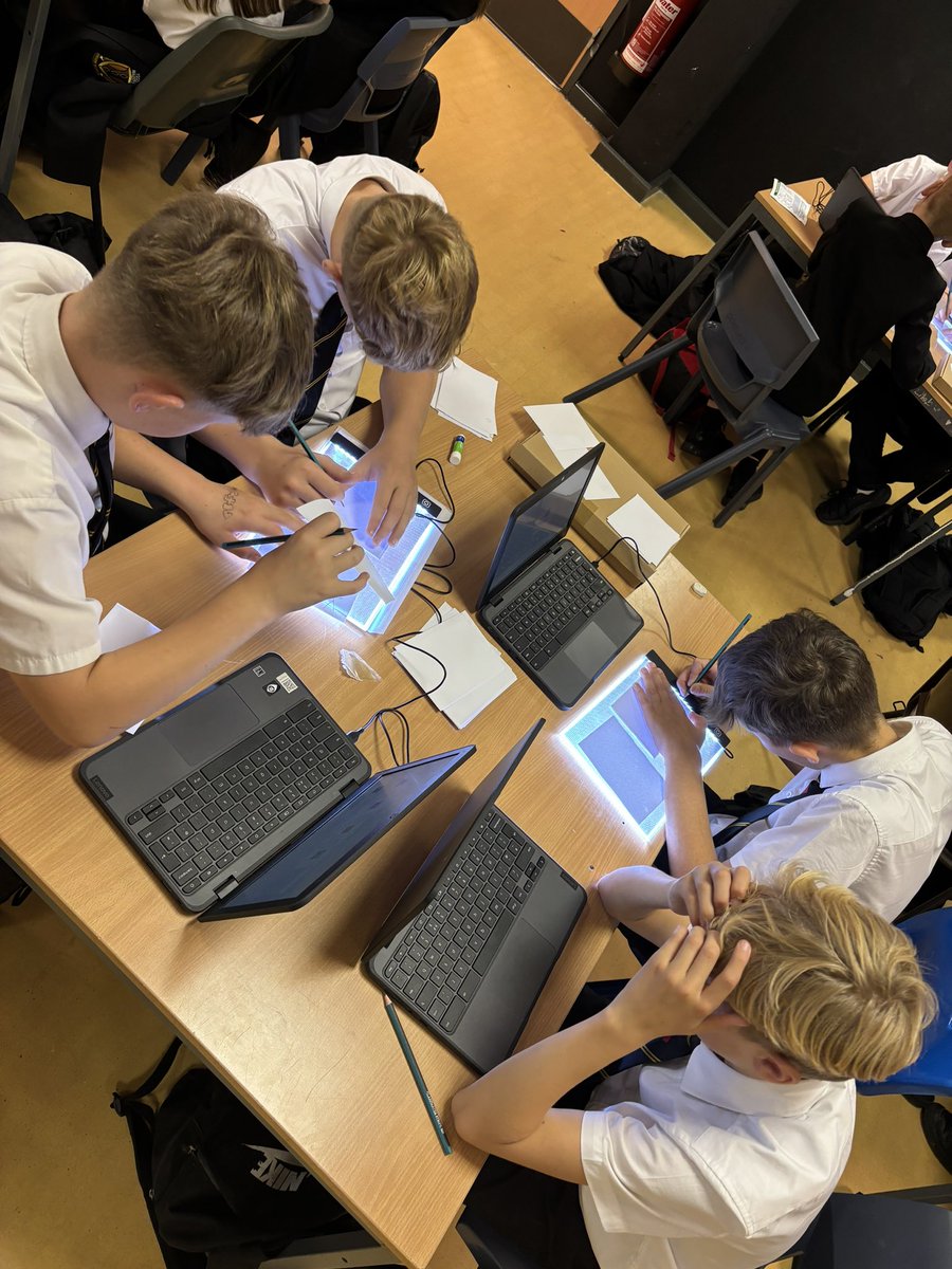 8BBN loving using the light boxes to make FlipBooks in our “Innovation in Animation” sessions in Expressive Arts 🤩🎭 <a href="/MaestegSchool/">Maesteg School</a>