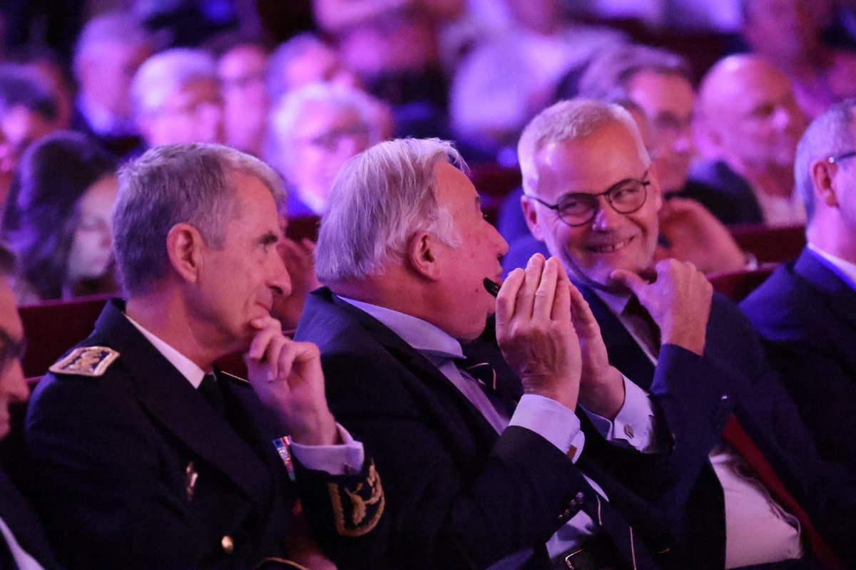 APVF (@petitesvilles) on Twitter photo Clôture des XXVIes Assises des <a href="/PetitesVilles/">APVF</a> par le Président du <a href="/Senat/">Sénat</a> <a href="/gerard_larcher/">Gérard Larcher</a> et par le Président de l’APVF <a href="/Chris_Bouillon/">Christophe Bouillon</a> Clôture des XXVIes Assises des <a href="/PetitesVilles/">APVF</a> par le Président du <a href="/Senat/">Sénat</a> <a href="/gerard_larcher/">Gérard Larcher</a> et par le Président de l’APVF <a href="/Chris_Bouillon/">Christophe Bouillon</a>