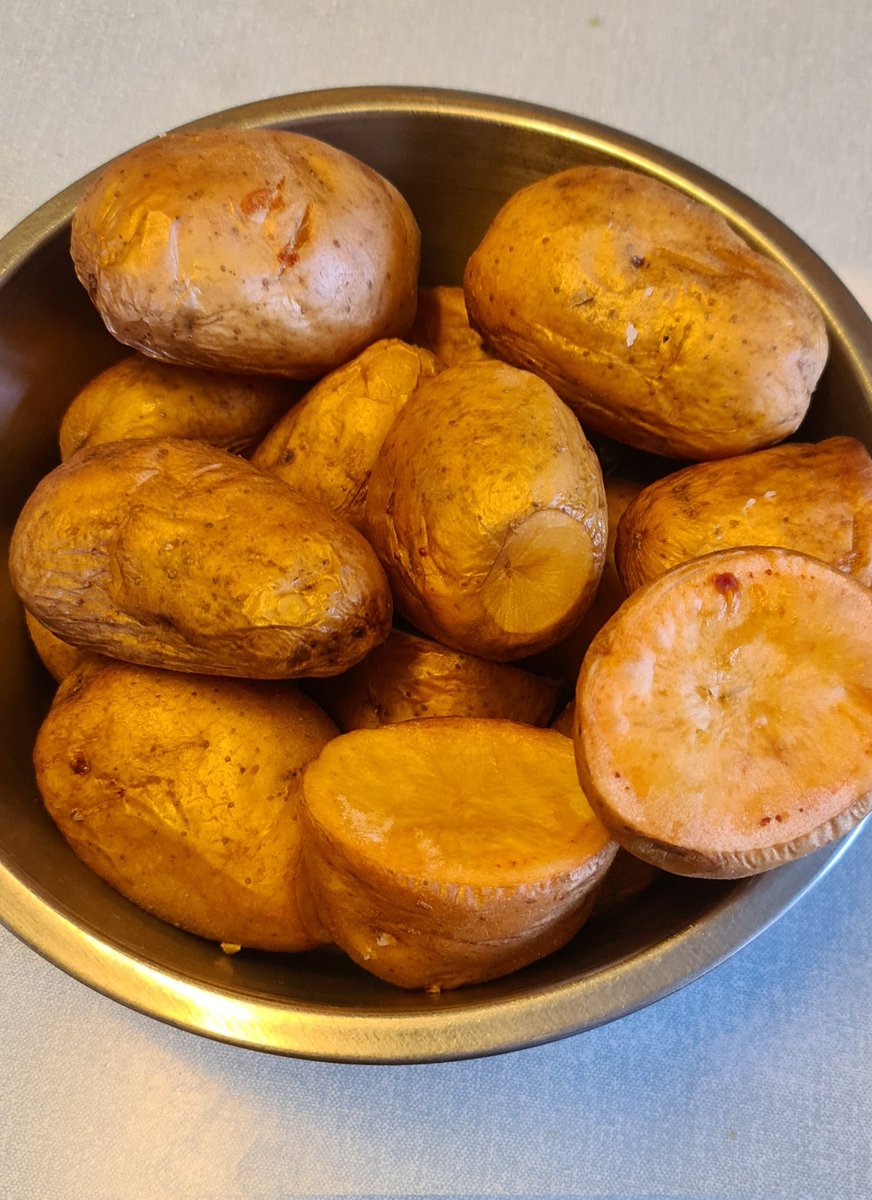 SisterWalburga's tweet image. Friday again, so I'm in the kitchen making jacket potatoes 😋

Reflecting on all that's happened since I made this meal 7 days ago, in my life and in the world 🙏

#SimplyLife   #Choice4God