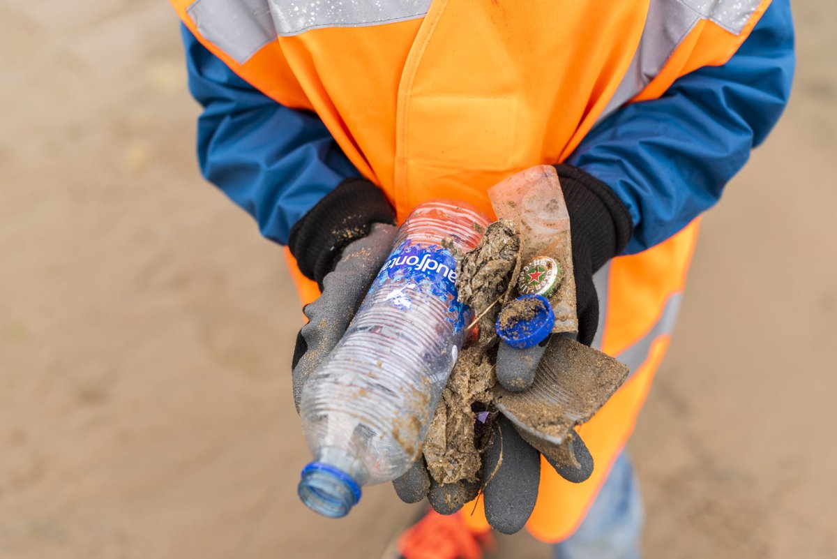 Dierbescherming's tweet photo. Het is @WorldCleanupDay.🌍 Onze kantoormedewerkers namen gisteren een voorschot en maakten de omgeving #rommelvrij. Zo voorkomen we dat #dieren slachtoffer worden van #zwerfafval. Meedoen? Kijk hier voor de acties: https://t.co/S2w4gs71Qg 💪 #WorldCleanupDayNL #helpdenatuur https://t.co/Y5fN6eScuT