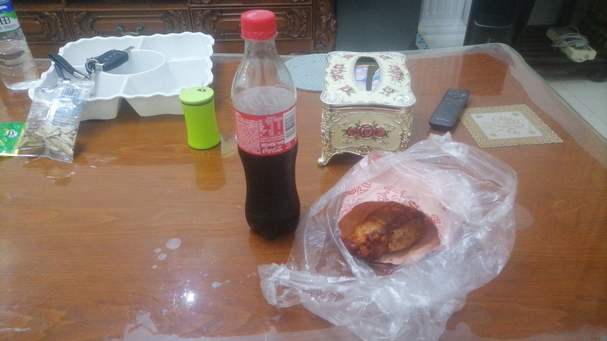 Nonstir2007's tweet photo. 晚上的宵夜，鸡翅包饭，外面还在下着滂沱大雨 https://t.co/XZQzwlSzko