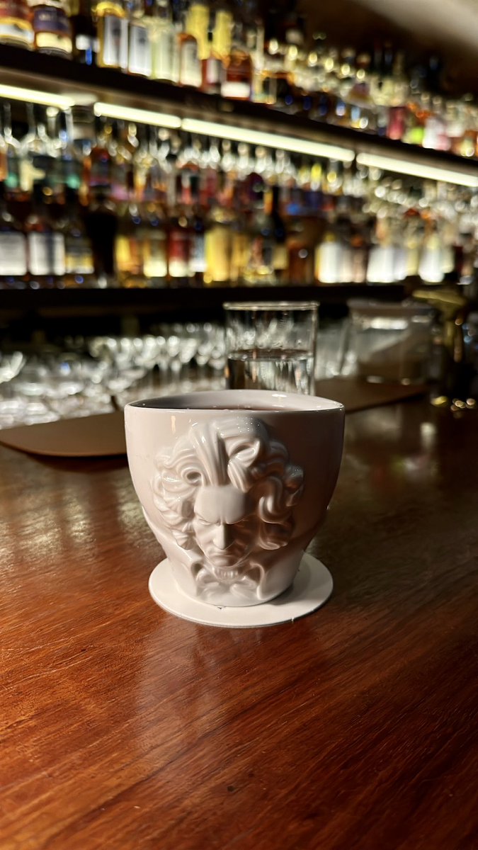 강렬한 인상의 칵테일잔 
알쓰는 홀짝홀짝

#러버 #시디 #쉬멜