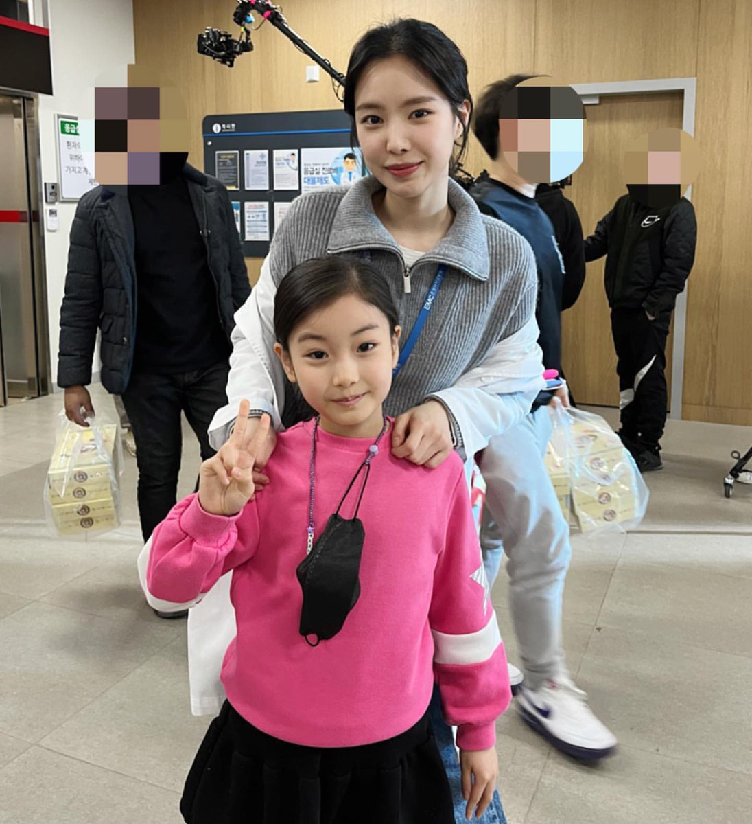 ginkgonut210's tweet photo. 아역배우들 이뻐하는 나은이 마음조음 https://t.co/MnFBtkOlnf