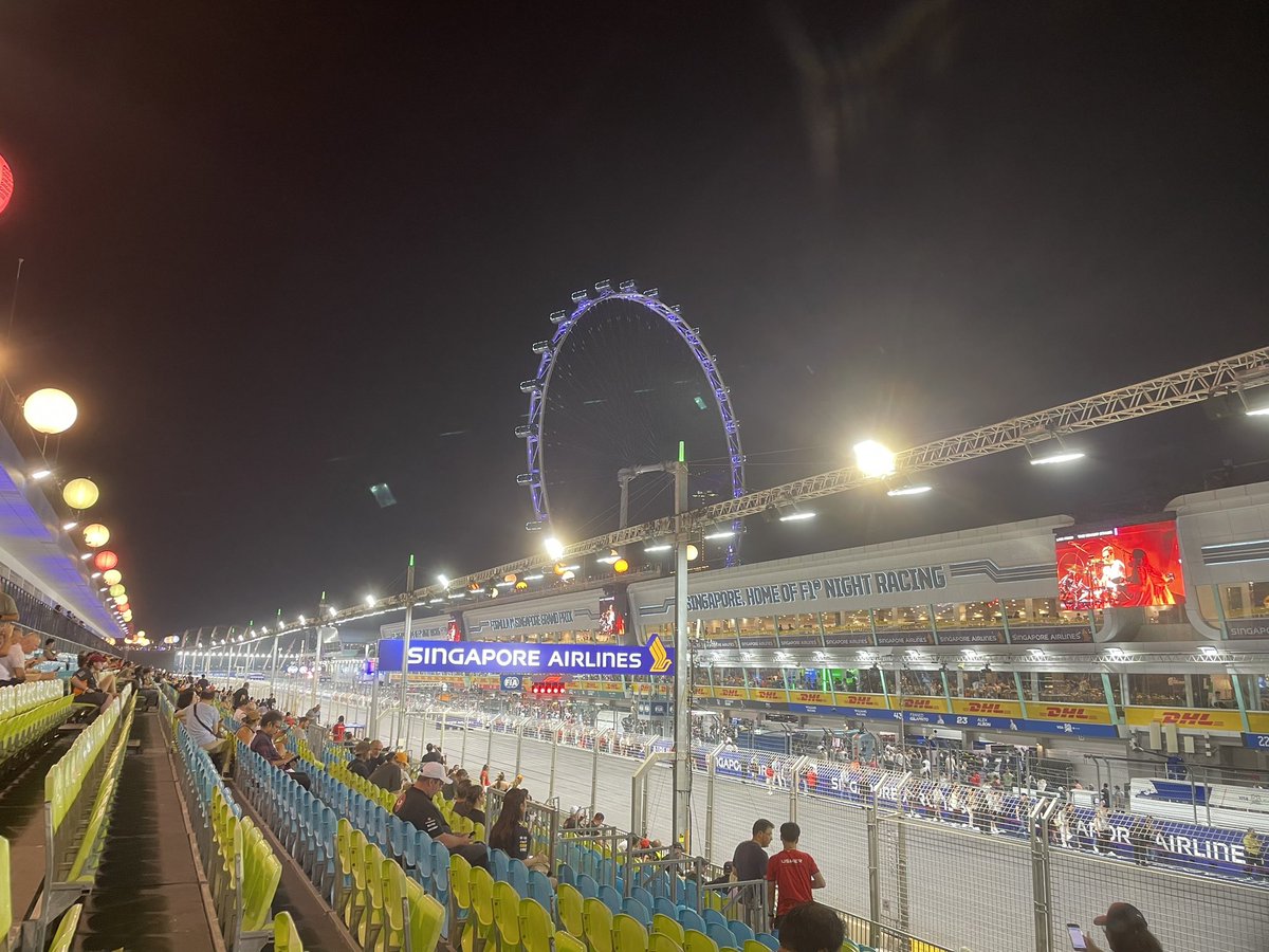 pachoro44's tweet photo. 秋といえばＦ1
今年の日本GPは春開催でしたが体調不良で観戦に行けませんでした。
なので今年はシンガポールまで来ちゃいました。
FP2から観戦です。

#SingaporeGP
#F1 
#f1jp https://t.co/wvg4LqtPtw