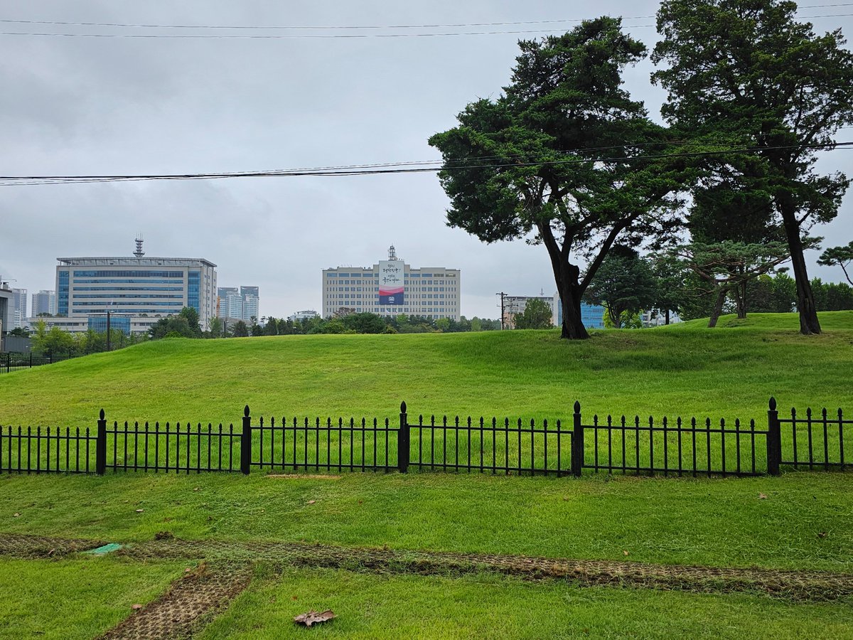 신용산역 1번 출구에서 오른쪽으로 쭉 올라오면 용산어린이정원 ➡️ 입구 들어와서 왼쪽에 Hello라고 적힌 건물에서 신분증 확인, 검색대에 소지품 통과 후 입장가능

신분증 반드시 지참❗️
라이터, 칼, 주류🚫(반입금지 품목 확인)
주차 ❌️  
자전거, 전동킥보드 ❌️

#김재환 만나러 오는길