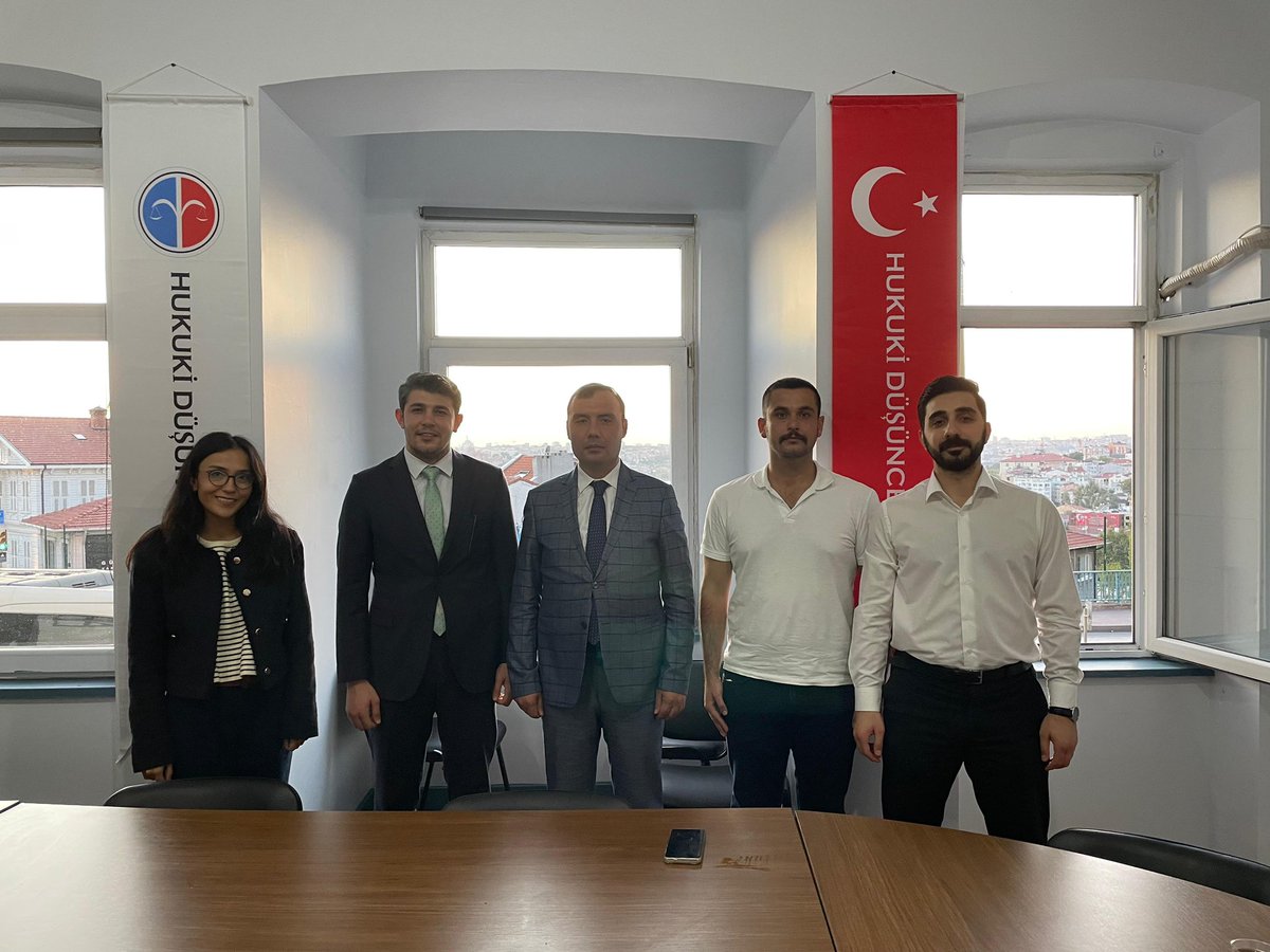 İstanbul Barosu Başkan Adayımız <a href="/AVHAKANCATAK/">Hakan Çatak</a> , Hukuki Düşünce Derneğini ziyaret ederek değerli meslektaşlarımızla avukatlık mesleğinin sorunları hakkında fikir alışverişinde bulunmuştur. Misafirperverlikleri için <a href="/hukukidusunce/">Hukuki Düşünce Derneği</a> yönetimine teşekkür ediyoruz.