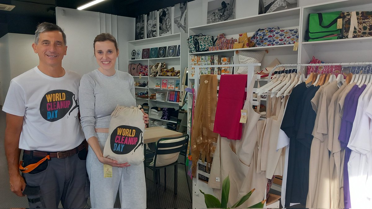 Esta mañana hemos visitado la sede de la fundación @OngIsabelMartin y su tienda de #comerciojusto para agradecer su participación y apoyo a la campaña del #WCD2024 #diamundialdelimpieza realizando varias mochilas y bolsas de tela con el logo de #WorldCleanupDay