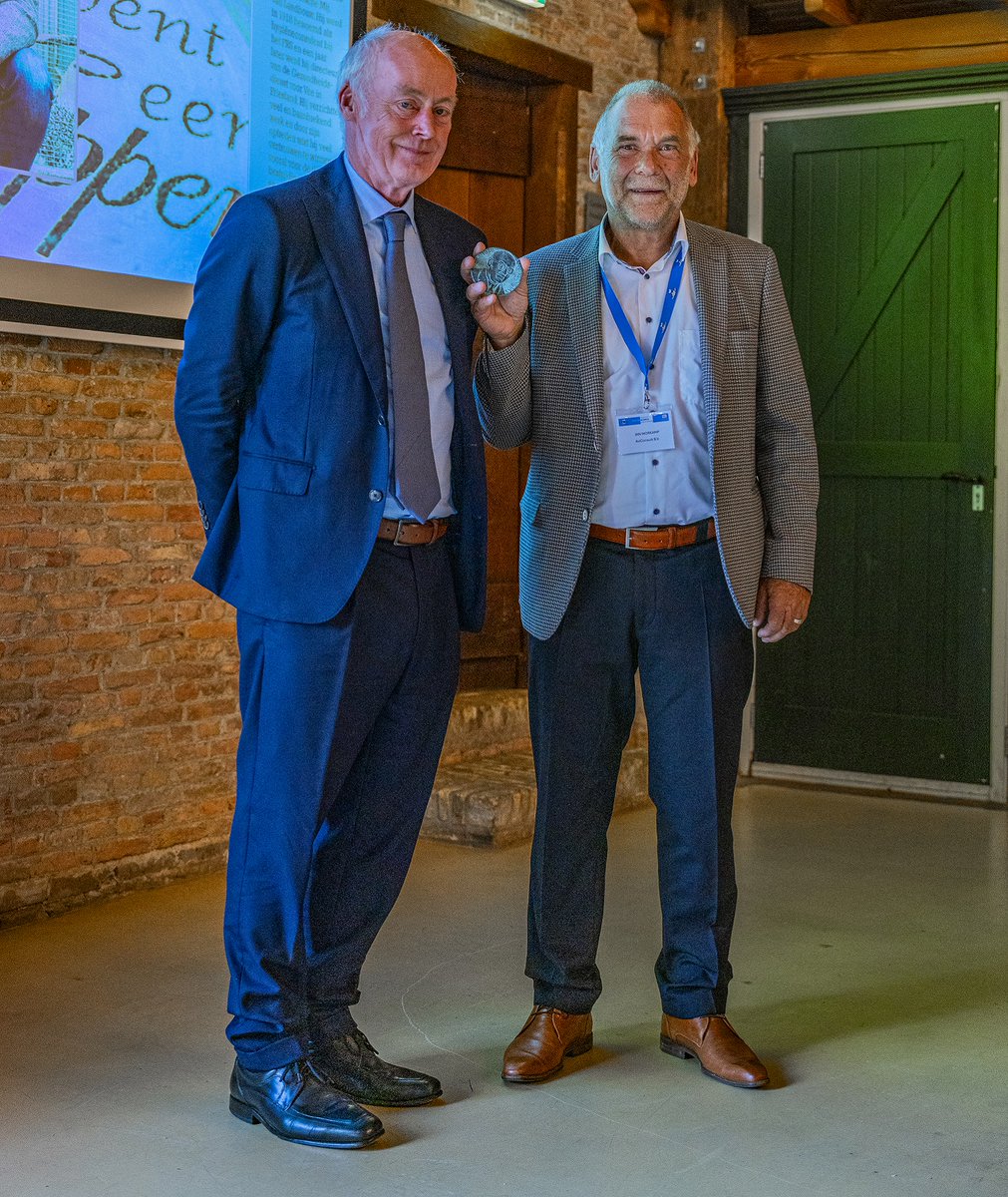 Op 19 september ontving Jan Workamp de Anne Veenbaas-penning tijdens het 75-jarig jubileum van de WPSA in Arnhem. Deze prijs erkent zijn vermogen om partijen samen te brengen voor betere diergezondheid. Gefeliciteerd Jan met deze welverdiende erkenning!
gddiergezondheid.nl/nl/Actueel/Nie…