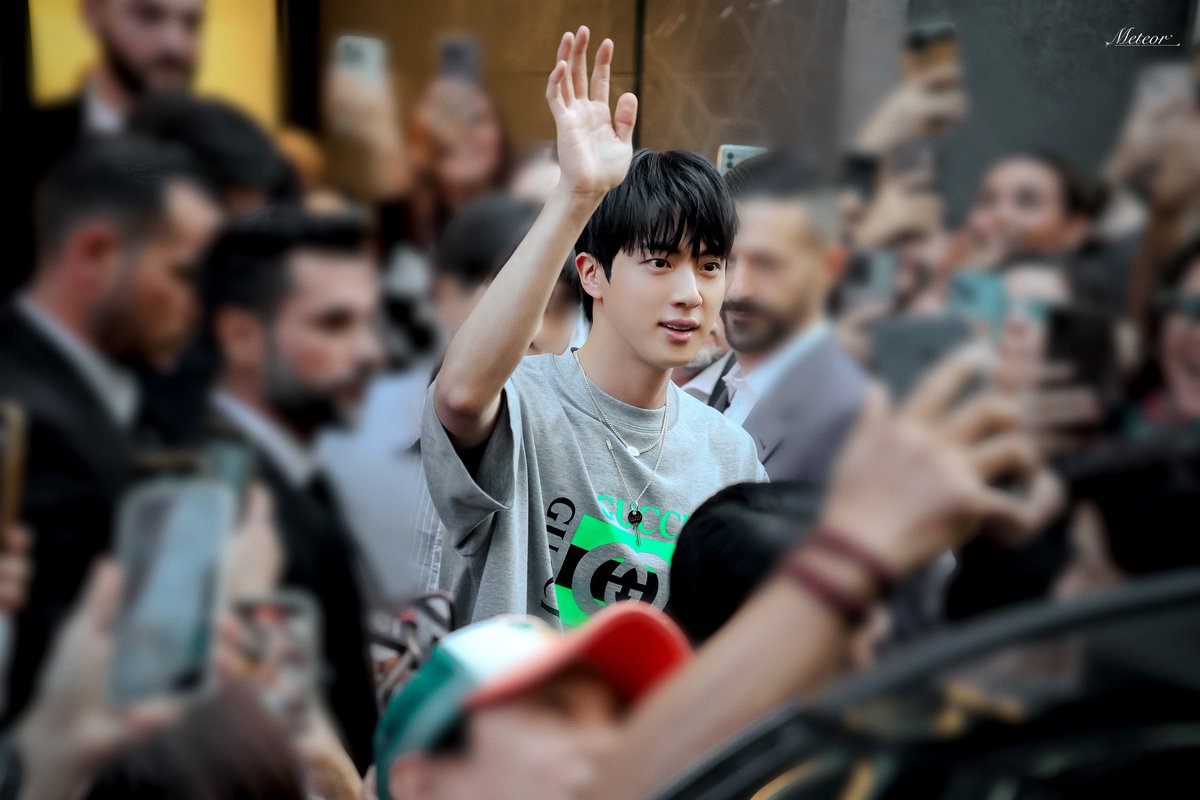 Meteor_Jin's tweet photo. 240920 Gucci 매장

#JinxGucci #GucciSS25 #MFW 
#BTSJIN #BTS #JIN #방탄소년단 #김석진 https://t.co/npz7ICqXLU