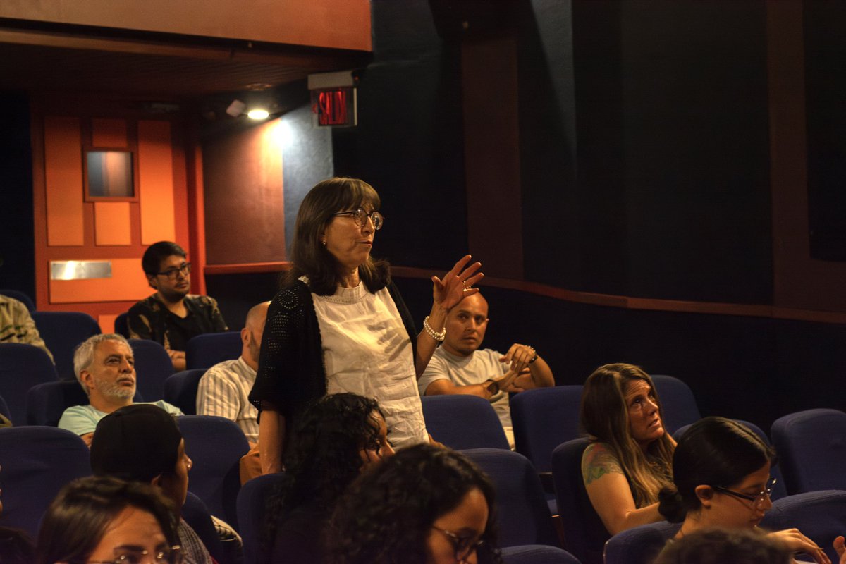 FestivalEDOC's tweet photo. Diálogos interculturales que abren posibilidades para pensar la realidad desde distintos enfoques y espacios para emocionarse, debatir y encontrar puntos comunes. Esto fue un poco de lo que se vivió ayer en estos #23EDOC.

¿Nos encontramos hoy? 🤜🏼🎥✨🤛🏼 

#EDOC https://t.co/LaOjww2e0f