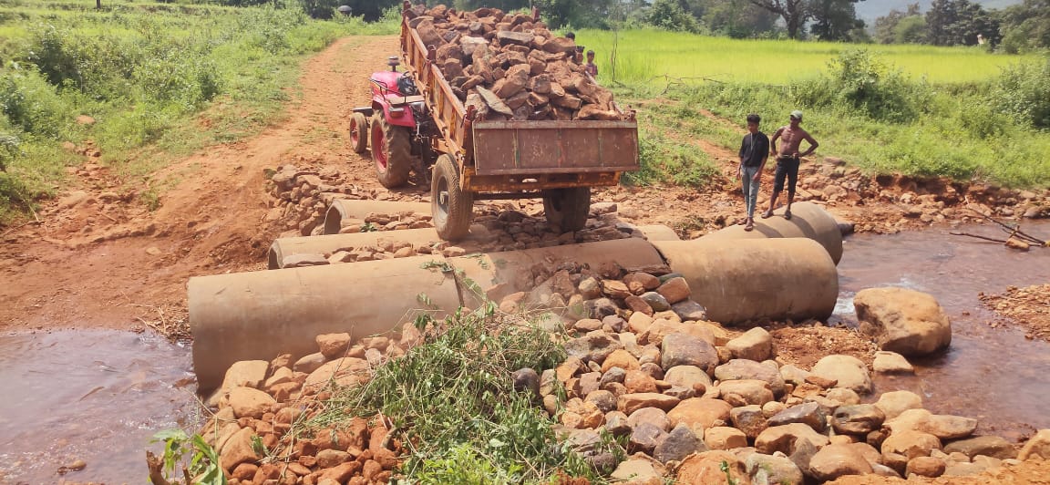 PavanJourno's tweet photo. Culvert that is linked to their routine washed out in the recent rains.
These #Tribal youth in Munchingput block of Alluri district did #ShramaDan and repaired the culvert.
#AndhraPradesh https://t.co/0ueePpqBxp