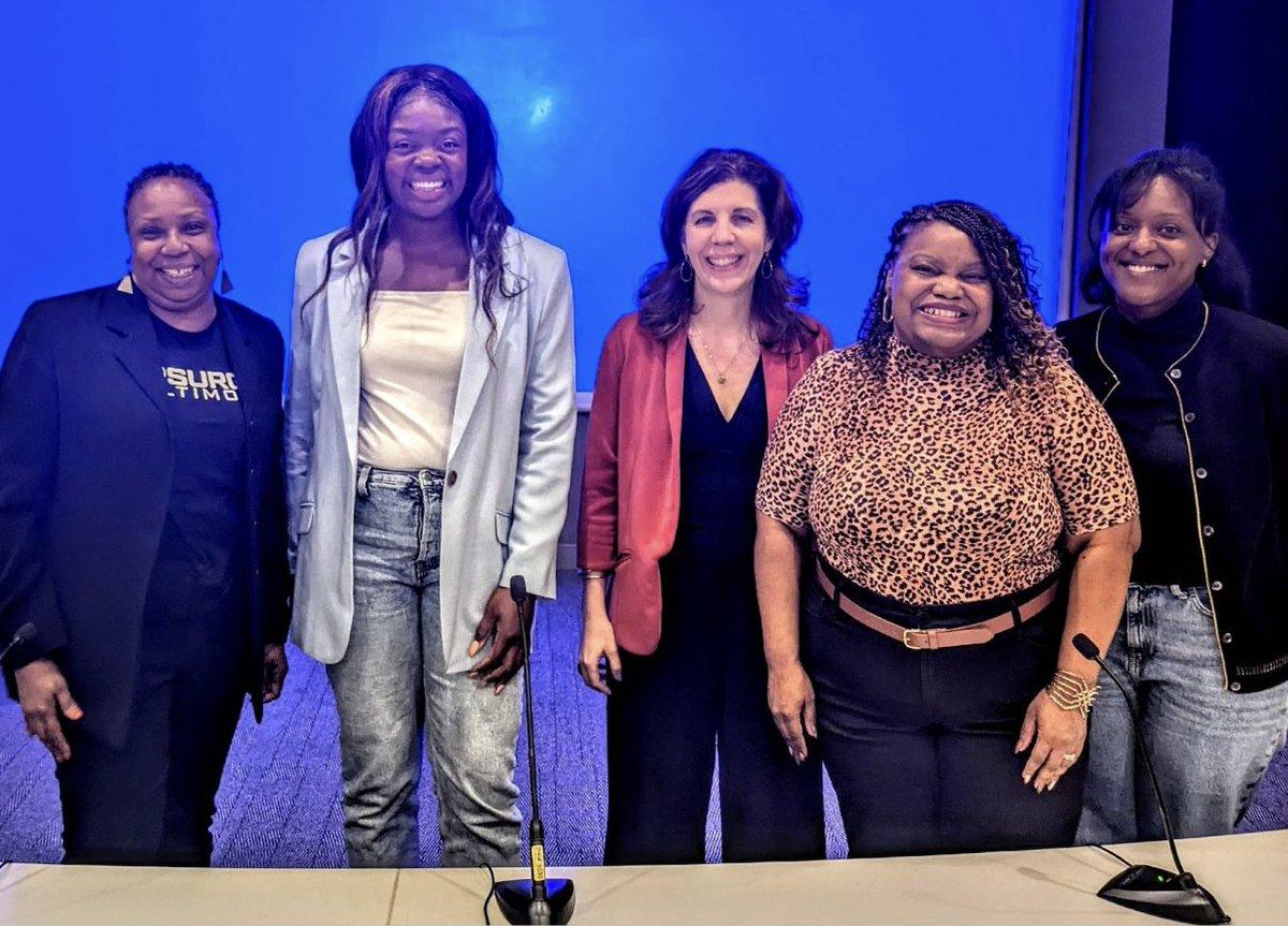 AI is helping small newsrooms innovate! 📰🤖 At #ONA24, Paris Brown, Adriana Lacy, Aimee Rinehart, Tracie Powell, and Vania André showed how #AI transform journalism. See how #local publishers are leading the way!🔗 l8r.it/OSl3 #Newsroom #SmallPublishers #ThePivotFund